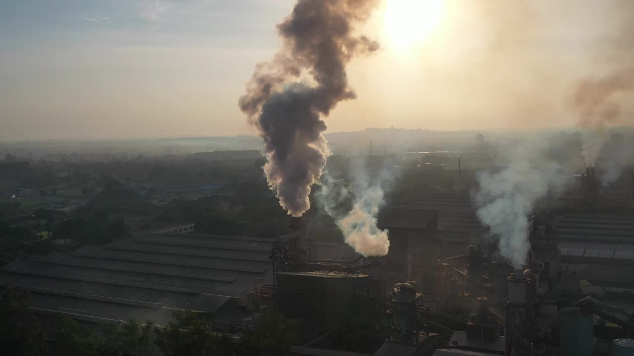 공중에서 볼 수 있습니다. 오염 굴을 가진 산업 시설, 산업 시설의 대기 오염