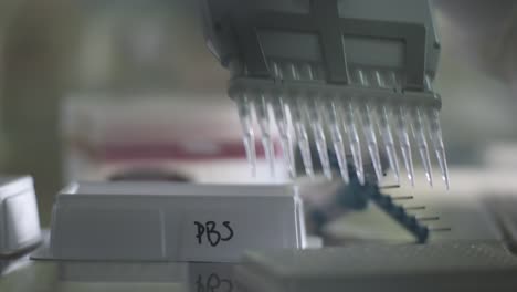 pipeteado de solución tampón salina pbs en el laboratorio 03
