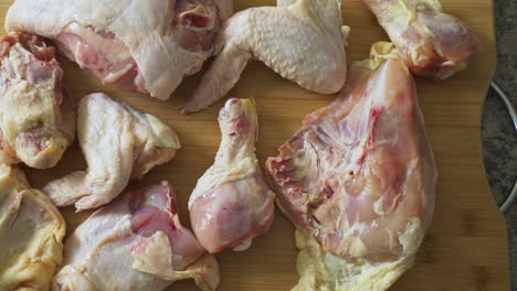 pollo crudo sin sazonar desde arriba