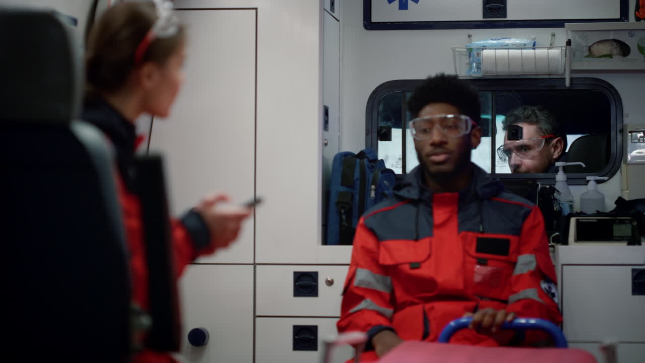médicos corriendo al rescate en el coche de emergencia. paramédicos sentados dentro del vehículo