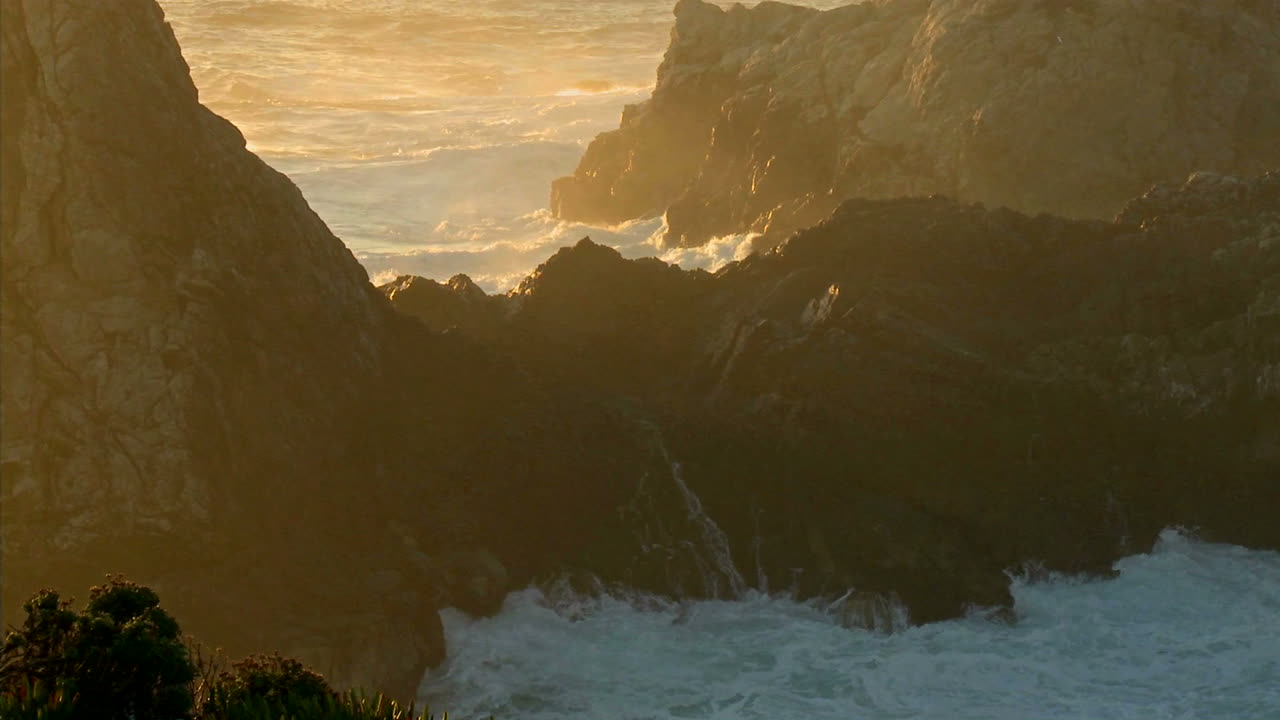 olas de invierno rompiendo contra las rocas de la costa de big sur de california 2