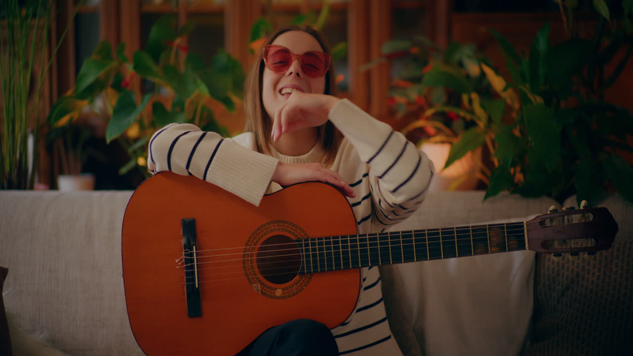 기타를 연주하는 여성, 노래를 쓰고 음악을 작곡하는 여성