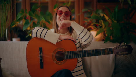 Mujer-Tocando-La-Guitarra-Escribiendo-Canciones-Componiendo-Música