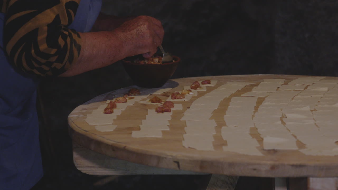 persona haciendo albóndigas khinkali georgianas tradicionales rellenas de carne