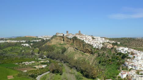 campos agrícolas cerca del acantilado y la ciudad