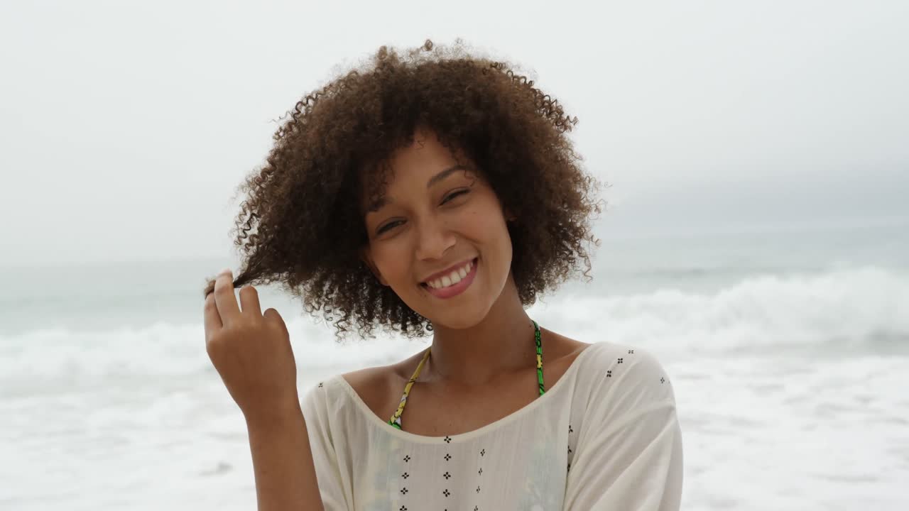 pareja disfrutando del tiempo libre junto al mar