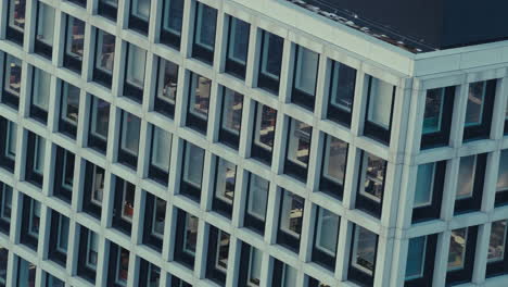 fachada de un edificio de oficinas moderno