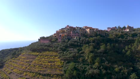 Cinque-Terre-Dorf-Drohnenschuss,-Der-Nach-Vorne-Fliegt