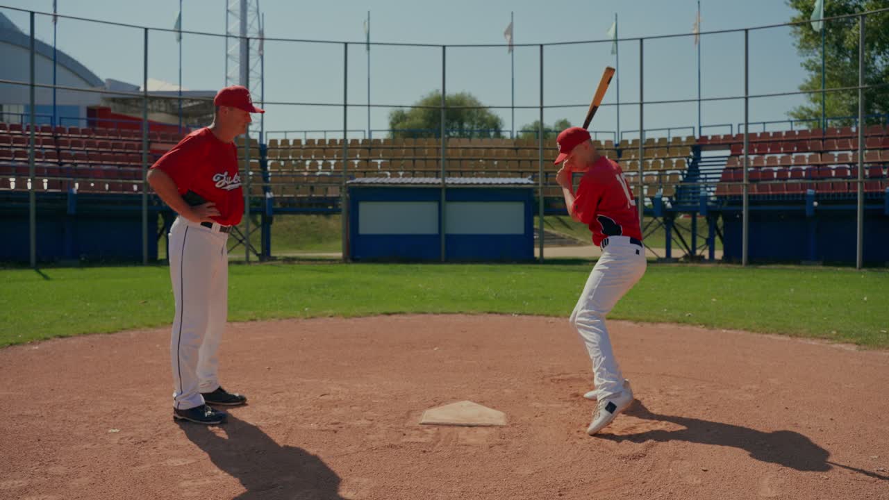 Giocatori di baseball sul campo