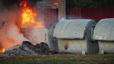 fuego cerca de los disturbios de los botes de basura en la ciudad