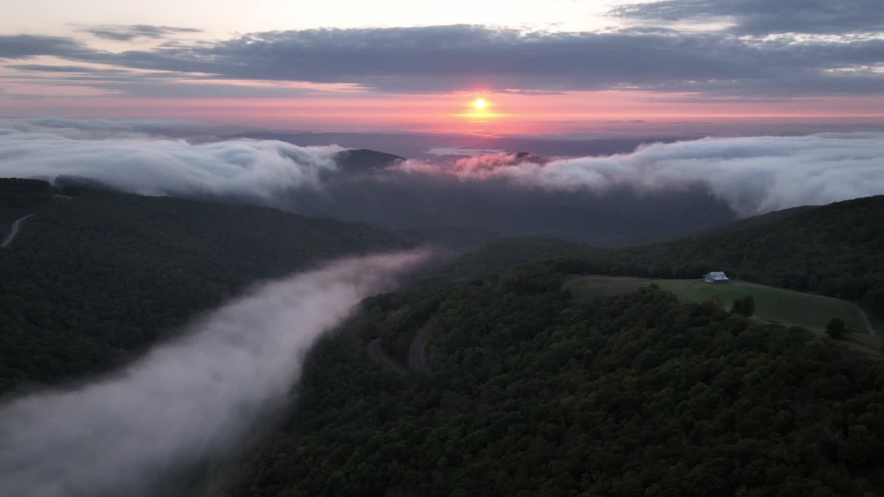 orbita aérea al amanecer con niebla en el valle entre boone y blowing rock nc, carolina del norte