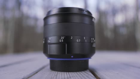 vista macro de cerca de la lente de la cámara en un fondo natural borroso. acción. detalle de la lens de la cámara profesional, concepto de arte y periodismo.