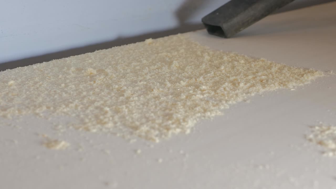 직업용 진공청소기는 작업 벤치에서 나무에서 을 빨아들입니다. 노동자는 하루 후에 작업장을 진공청소를합니다. 모든 기술 규칙을 준수합니다.