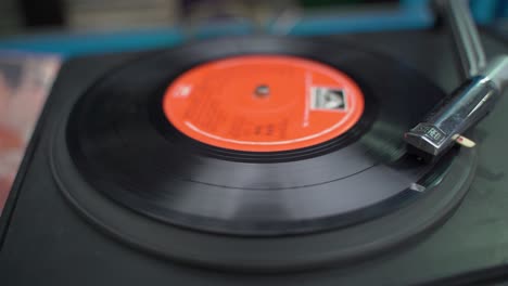 schallplatten laufen und verkaufen sich entlang der straße