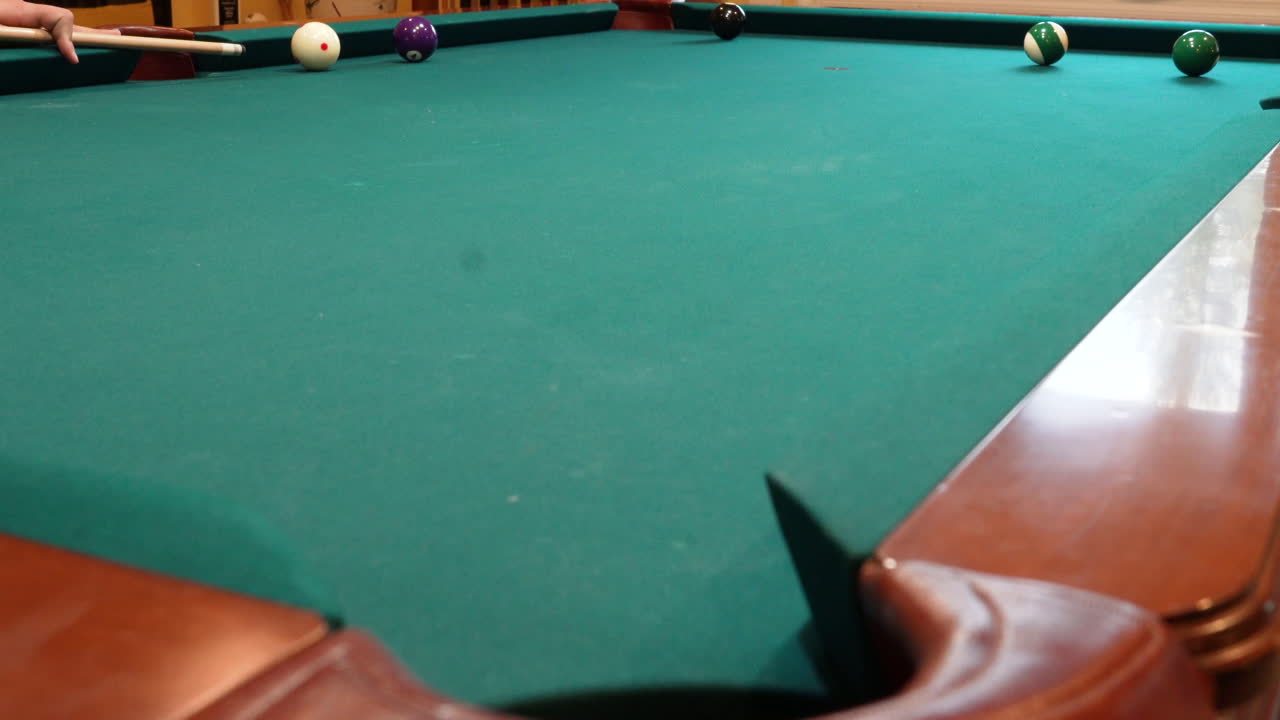 Vidéo de stock Premium - L'homme gagne le jeu de billard à 8 balles en