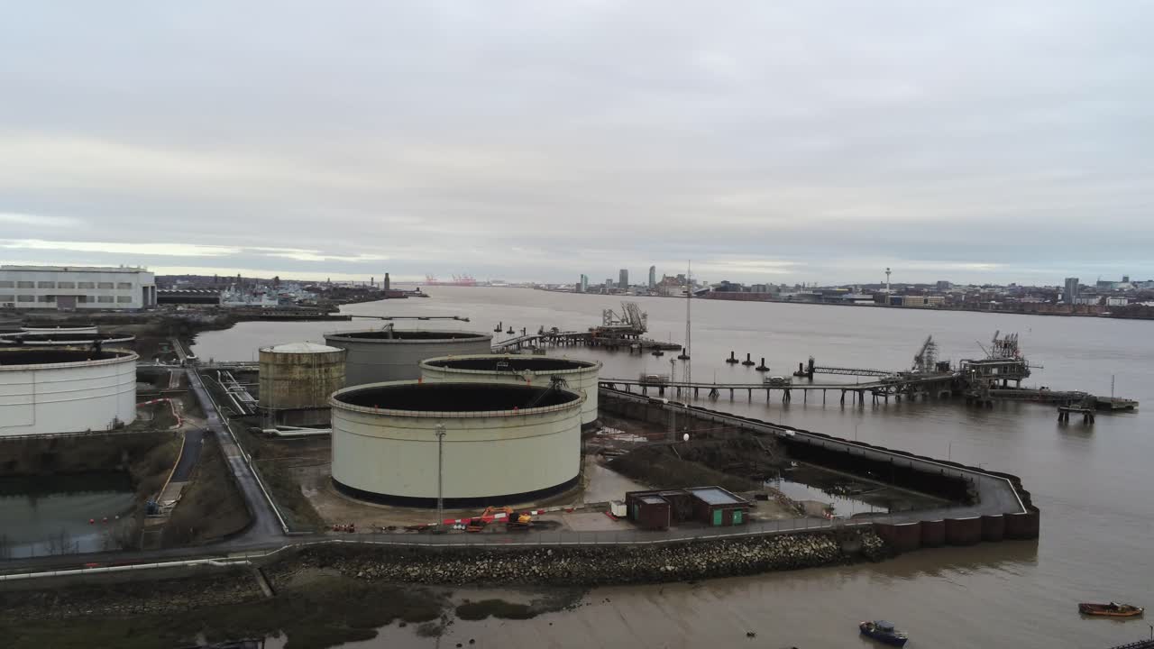 무인 항공기 보기 tranmere 석유 터미널 birkenhead 해안 석유화학 항구 분배 창고 바로 건너편에 상승