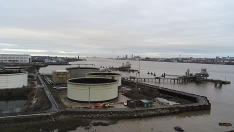 vista de drones terminal petrolera tranmere birkenhead puerto petroquímico costero distribución subiendo justo a través del depósito