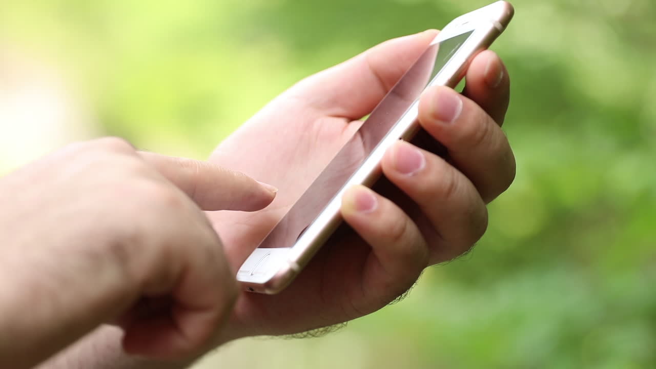 adolescente masculino escribiendo por teléfono móvil