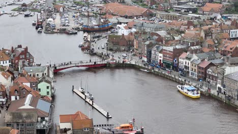 gente cruzando el puente de whitby, ciudad costera de yorkshire, reino unido. drone, aéreo.