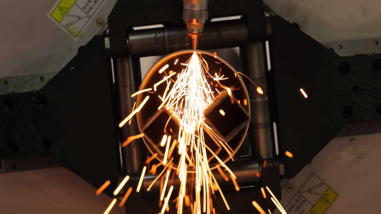 Taglio laser CNC di metallo, moderna tecnologia industriale.
