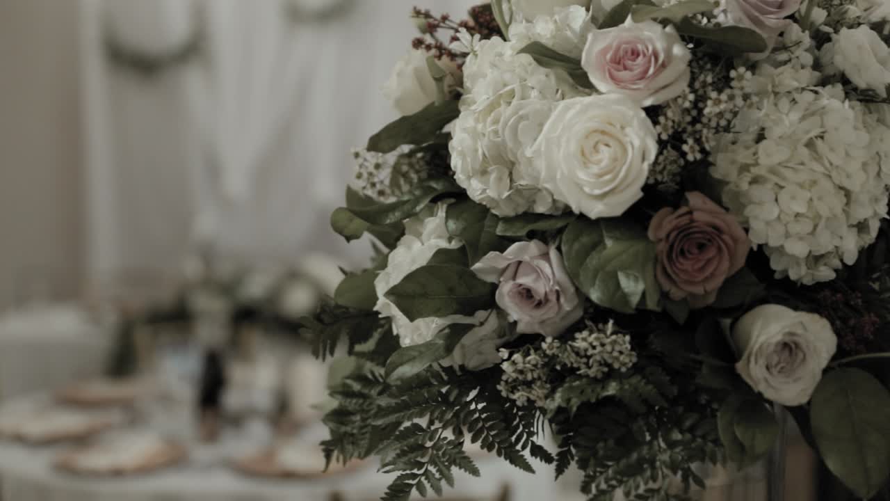 Tavolo d'onore elegante a un ricevimento di matrimonio presso Manoir Montpellier, Quebec