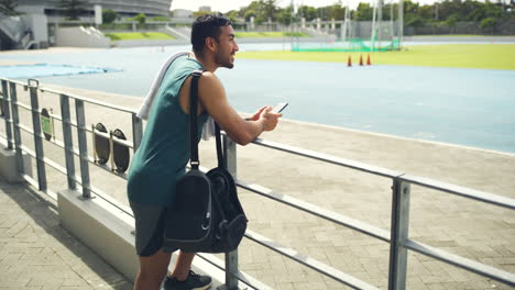 Joven-Atleta-Masculino-Esperando-A-Su-Entrenador-De-Entrenamiento