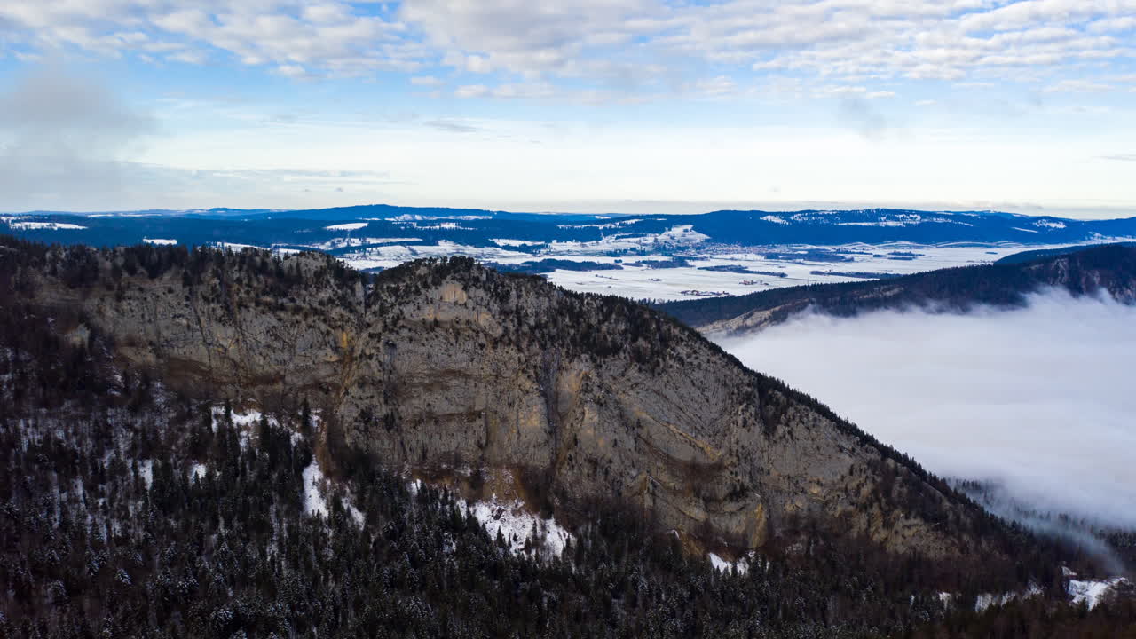 hiperlapso de nubes que pasan por debajo de las montañas en creux du van, suiza