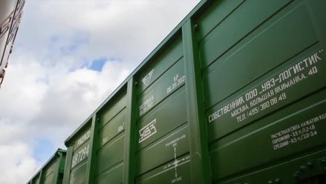 vagones verdes de trenes de mercancías