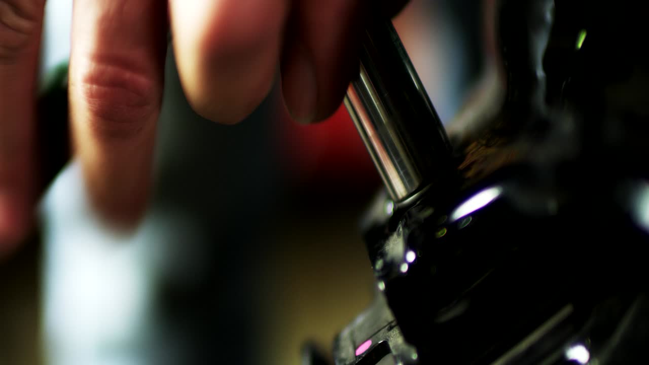 el mecánico aprieta el perno metálico con una llave inglesa. servicio automotriz profesional