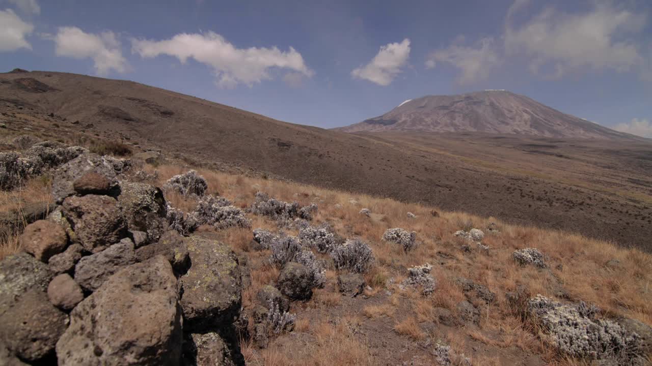 nubes kilimanjaro sobre rocas en frente