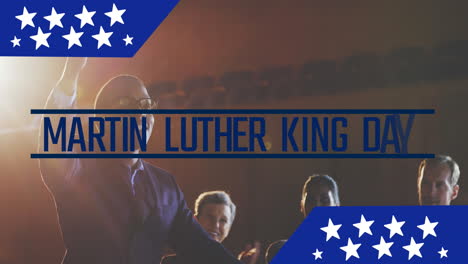 martin luther king jr. día pancarta de texto contra el hombre afroamericano dando un discurso