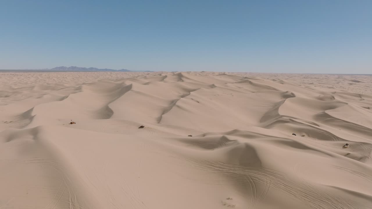 interminable extensión de arena, dunas del desierto en un día soleado visto por un dron aéreo