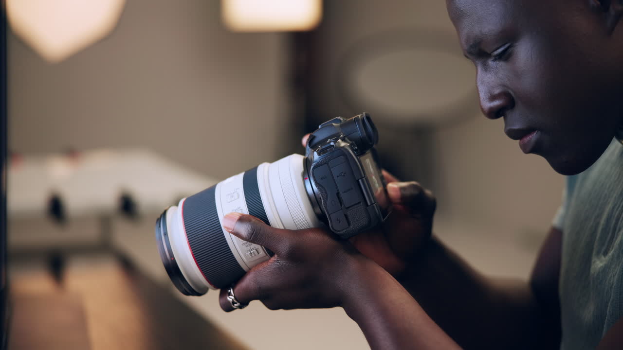Fotógrafo com uma Câmera Canon e Lente