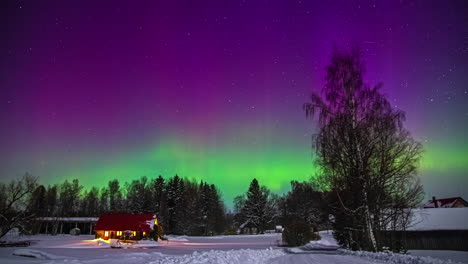 Luces-Del-Norte-Verdes-Y-Moradas-Bailando-En-El-Cielo-En-Un-Lapso-De-Tiempo-En-La-Noche-En-Escandinavia