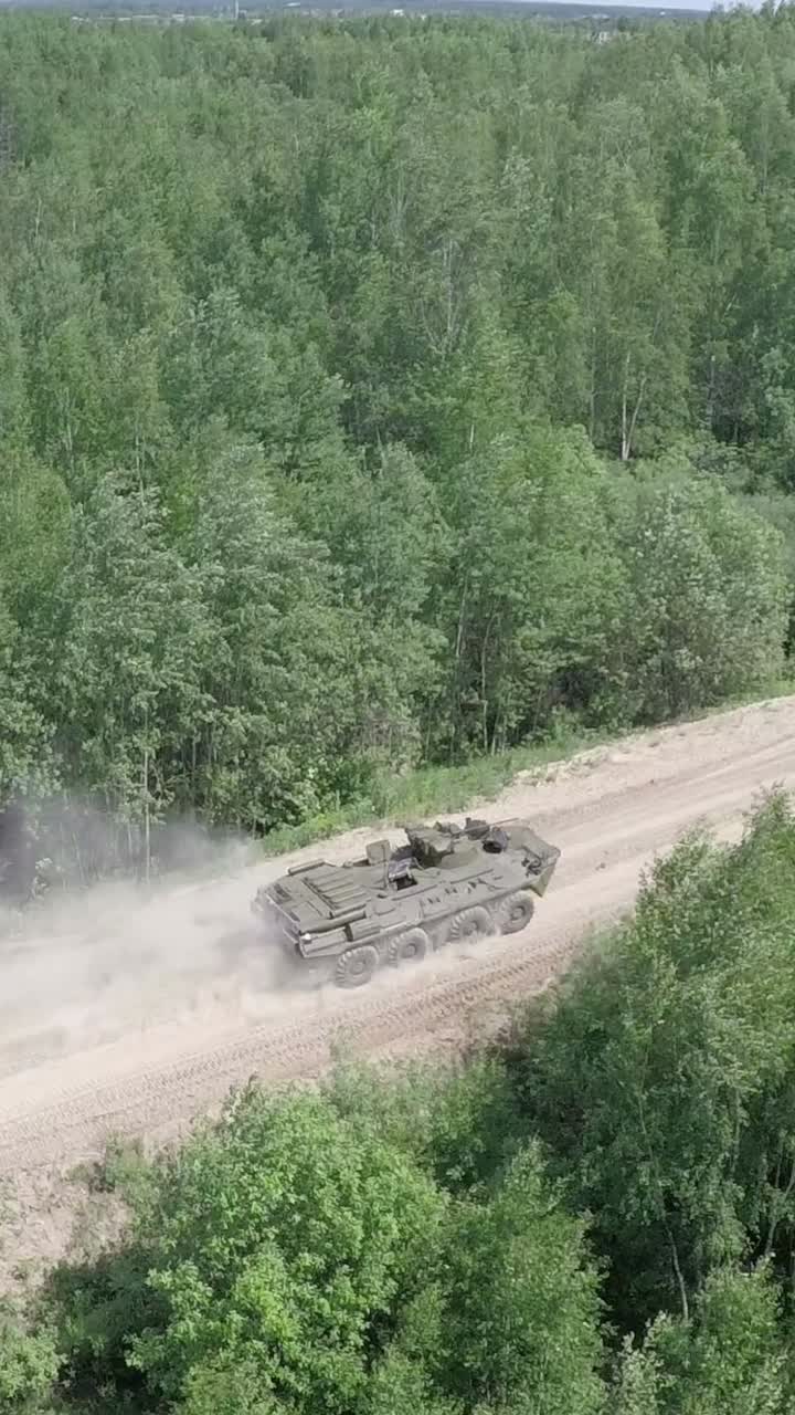 Fuoristrada con veicolo militare nella foresta