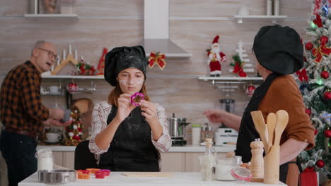 Nieto-Usando-Delantal-De-Cocina-Eligiendo-La-Forma-De-Las-Galletas-Haciendo-Masa-De-Pan-De-Jengibre-Casera-Tradicional-En-Navidad