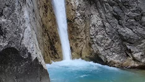 Cañón-A-La-Cascada-De-Martuljek,-Bofetada-De-Martuljski