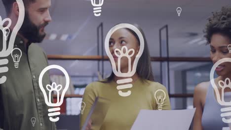 animación de iconos de bombillas y procesamiento de datos sobre diversas personas de negocios