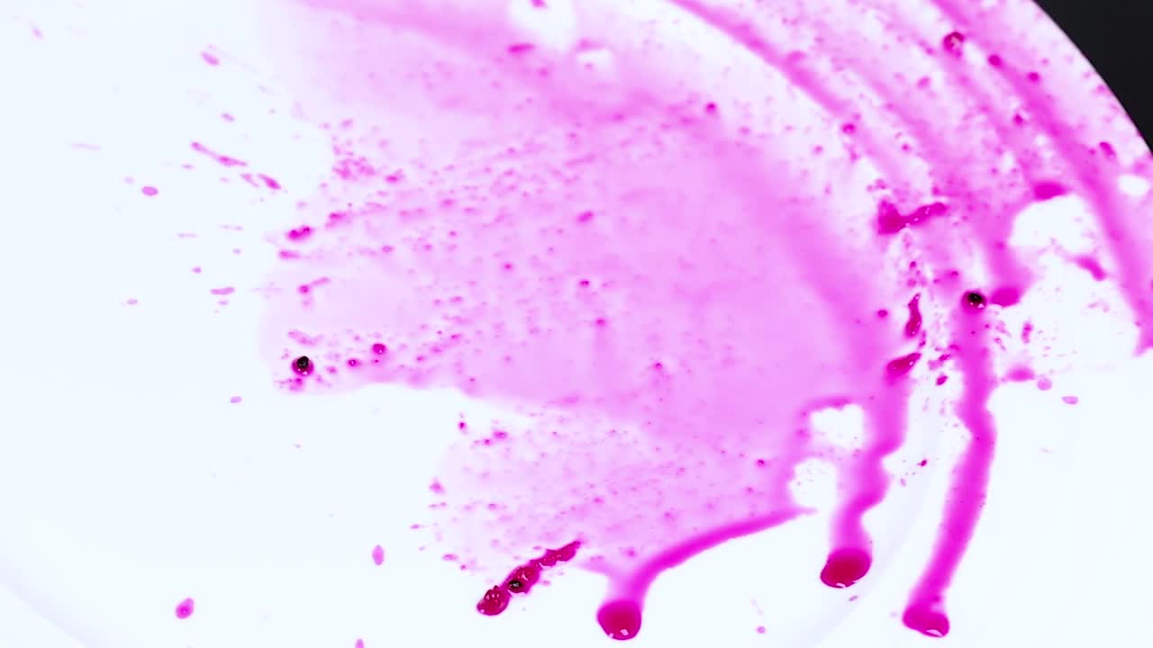 una placa gira con un líquido rosado vibrante