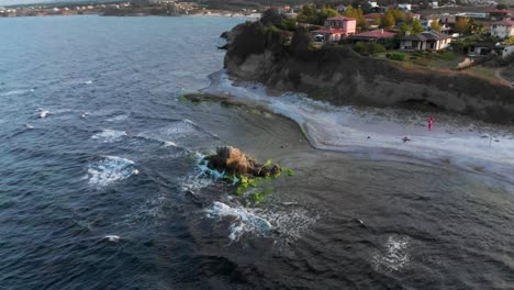 Toma-Panorámica-Aérea,-Drones-Vuelan-Alrededor-De-Acantilados-Costeros-Y-Casas-De-Playa-1