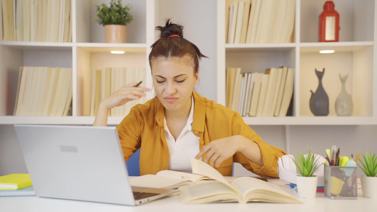 una estudiante disgustada.