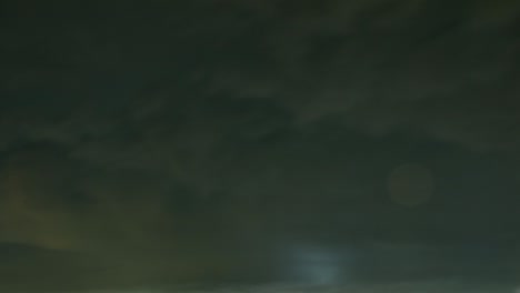 movimiento rápido de nubes de tormenta con destellos de relámpagos