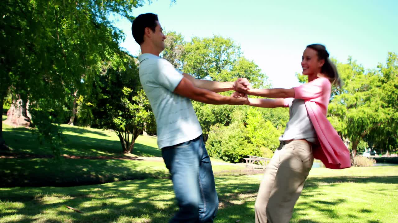 Joven pareja se divierten en el parque