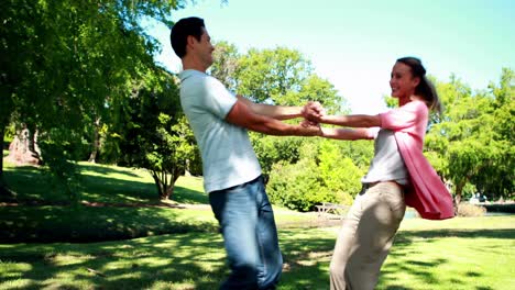una pareja joven divirtiéndose en el parque.