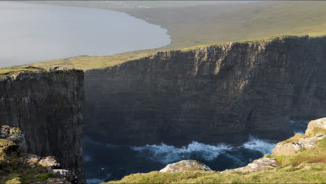 Hermosa-Toma-Panorámica-Fantástica-Sobre-Los-Acantilados-De-Vestmanna-Y-El-Lago-Sørvágsvatn-En-Las-Islas-Feroe-Al-Atardecer