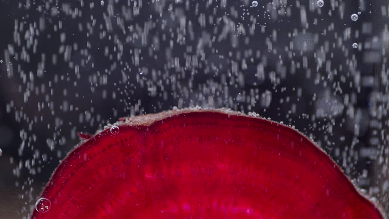 신선한 비트는 공기 거품이 있는 물에 넣습니다.