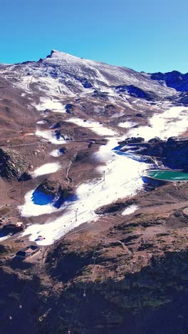 un ascensor aéreo revela la pendiente de esquí más grande de españa; sierra nevada, granada