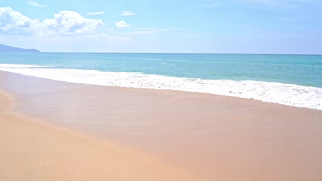 Wellen-In-Zeitlupe-Kriechen-Auf-Einen-Sandstrand