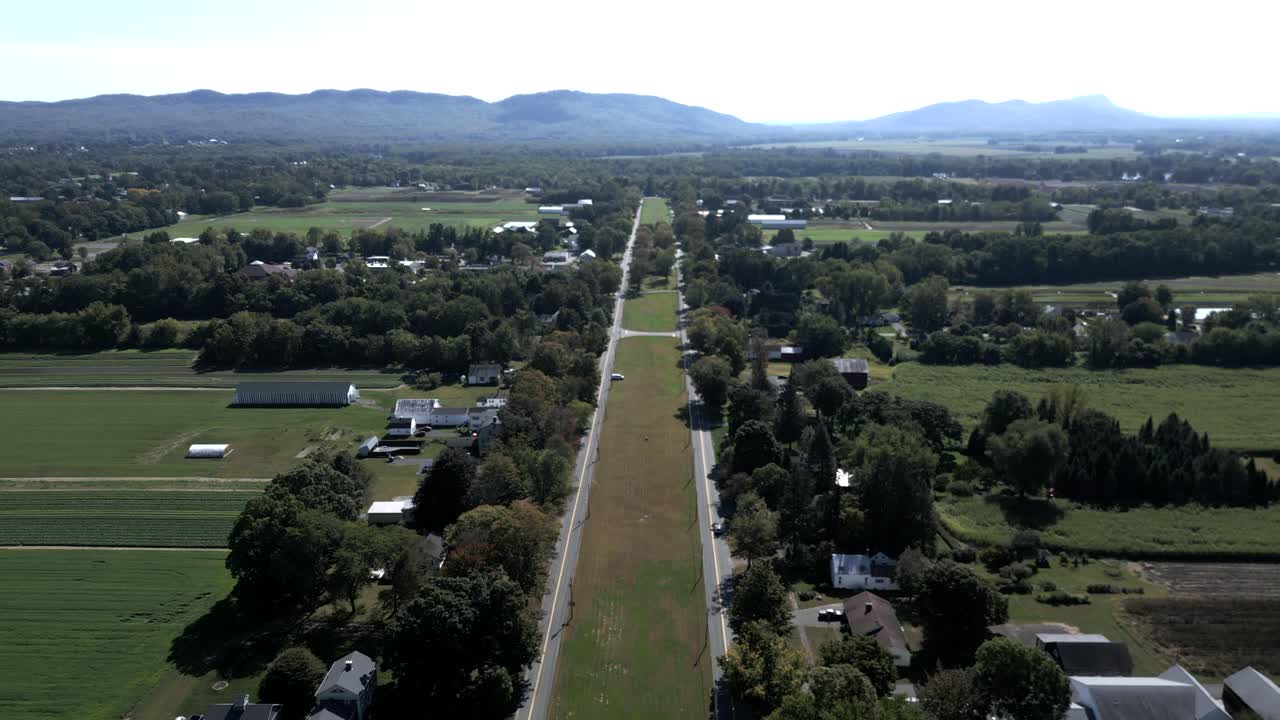 Pemandangan udara antara West St. dan North Ln. di kota Hadley menuju pegunungan yang jauh, Massachusetts, AS
