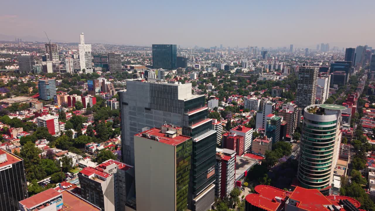 Avenida Insurgentes ve şehir silüetinin yüksek irtifa drone görüntüsü.